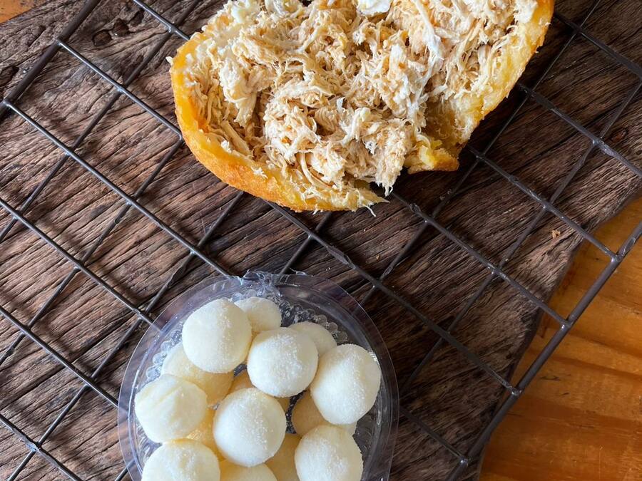 Combo Coxinha de frango com requeijão + Beijinho
